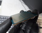 Użytkownik serwisu Reddit udostępnił zdjęcia przedstawiające jego "eksplodowany" procesor 9800X3D po uruchomieniu go z płytą główną MSI X870E Tomahawk WiFi. (Źródło zdjęcia: Realistic_Age_718 via Reddit)