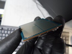 Użytkownik serwisu Reddit udostępnił zdjęcia przedstawiające jego &quot;eksplodowany&quot; procesor 9800X3D po uruchomieniu go z płytą główną MSI X870E Tomahawk WiFi. (Źródło zdjęcia: Realistic_Age_718 via Reddit)