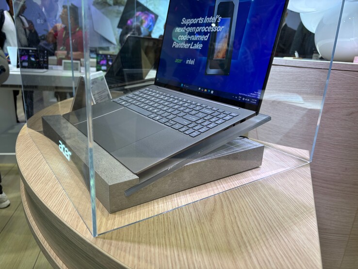 Acer Swift 16 AI od lewej strony. Źródło zdjęcia: Notebookcheck)