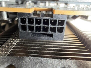 Spalone złącze zasilania Sapphire Nitro RX 9070 XT. (Źródło zdjęcia: r/pcmasterrace na Reddit)