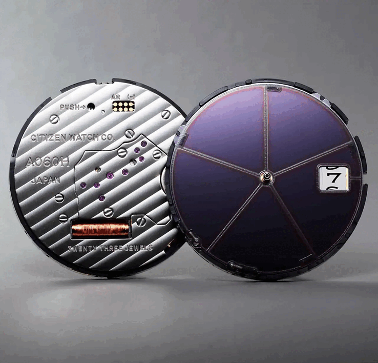 Napędzany przez bardzo dokładny mechanizm Citizen Caliber A060 Eco-Drive.