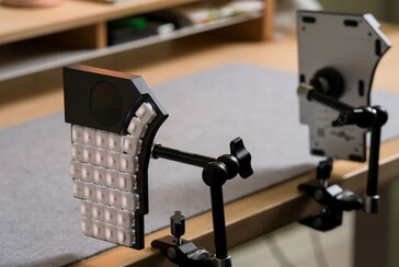 MoErgo Go60 zamontowany pionowo na biurku (źródło obrazu: MoErgo)