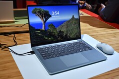 Lenovo IdeaPad Vibe 14 w kolorze Chill Blue.