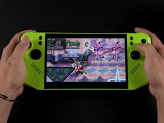 Ręczna konsola do gier MSI Claw A8 w kolorze zielonym, grająca w Teenage Mutant Ninja Turtles: Shredder&#039;s Revenge, z wyświetlanymi na ekranie wskaźnikami wydajności pokazującymi niskie TDP i pobór energii z baterii. (Źródło obrazu: ETA Prime na YouTube)