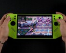 Ręczna konsola do gier MSI Claw A8 w kolorze zielonym, grająca w Teenage Mutant Ninja Turtles: Shredder's Revenge, z wyświetlanymi na ekranie wskaźnikami wydajności pokazującymi niskie TDP i pobór energii z baterii. (Źródło obrazu: ETA Prime na YouTube)
