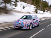 Wraz z danymi technicznymi, Mini wypuściło również kilka zdjęć Coopera SE w kamuflażu. (Źródło obrazu: Mini)