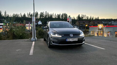 Elektryczny VW na stacji Tesla Supercharger w Europie (zdjęcie: OfficialQzf/Reddit)