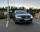 Elektryczny VW na stacji Tesla Supercharger w Europie (zdjęcie: OfficialQzf/Reddit)