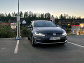 Elektryczny VW na stacji Tesla Supercharger w Europie (zdjęcie: OfficialQzf/Reddit)