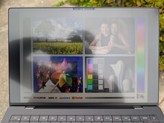 Na zewnątrz przy dużym zachmurzeniu. Widoczność jest lepsza niż na panelu OLED ze względu na mniejsze odblaski