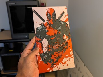 Hueforge Deadpool przy użyciu czarnego, białego, szarego i czerwonego PLA.
