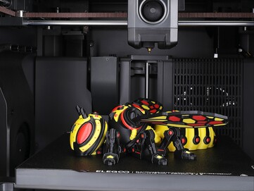 Wielokolorowy wydruk 3D osy wewnątrz Centauri Carbon 2 Combo. (Źródło zdjęcia: Elegoo)