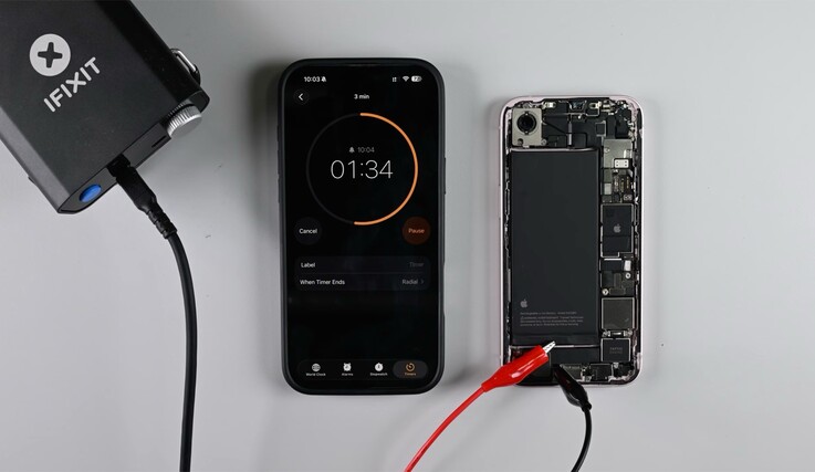 Baterię iPhone'a 17e można wyjąć, stosując niskie napięcie w celu uwolnienia kleju.