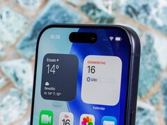 Następca przedstawionego na zdjęciu iPhone'a 17 Pro może otrzymać mniejsze wycięcie (źródło obrazu: Notebookcheck)