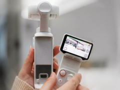 Insta360 Luna Ultra posiada odłączany pilot z ekranem dotykowym.
