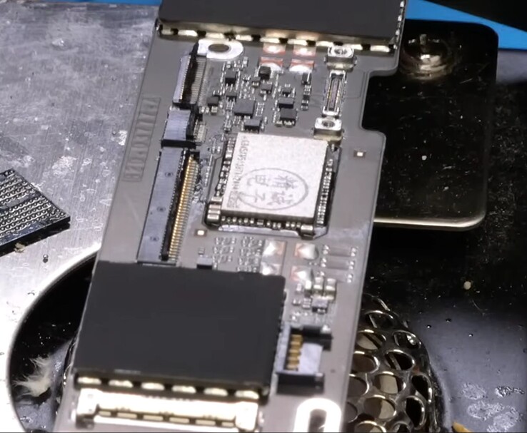 Płytka logiczna MacBooka Neo z zainstalowanym układem 1 TB NAND