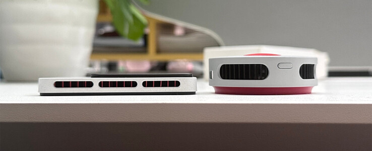 Nowy magnetyczny cooler OnePlus ma mieć grubość 1 cm. Na zdjęciu obok starszej chłodnicy magnetycznej.