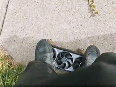 Asus Astral RTX 5080 przerobiony na deskorolkę. (Źródło zdjęcia: ashleysaidwhat na Reddit)