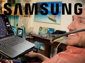 Pacjent firmy Neuralink korzystający z interfejsu mózg-komputer (BCI), z logo Samsunga u góry.