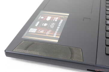 Duże kratki na podpórkach pod nadgarstki dla głośników skierowanych do góry