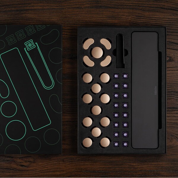 Zestaw aktualizacyjny 8BitDo do kontrolera Arcade zawiera dodatkowe nakładki na klawisze i podpórkę pod nadgarstki.