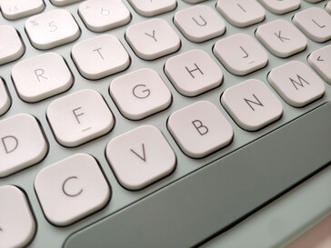 Wgłębienia na klawisze, napisy i tekstura w zbliżeniu. (Źródło obrazu: Notebookcheck)