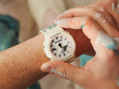 Casio G-Shock GA2100CROCS25-7 (na zdjęciu) ma niestandardowe logo Crocs na tarczy. (Źródło zdjęcia: Casio)