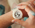 Casio G-Shock GA2100CROCS25-7 (na zdjęciu) ma niestandardowe logo Crocs na tarczy. (Źródło zdjęcia: Casio)