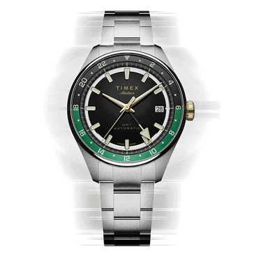 Timex Atelier GMT Première M1a z czarną tarczą, zielonym pierścieniem GMT i bransoletą ze stali nierdzewnej.