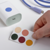 1-portową ładowarkę USB IKEA Sjöss 65W można spersonalizować za pomocą dołączonych naklejek. (Źródło zdjęcia: IKEA)