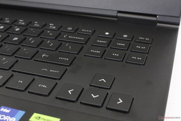 Jeden z niewielu laptopów do gier z przestronnymi klawiszami strzałek, ale bez klawiatury numerycznej