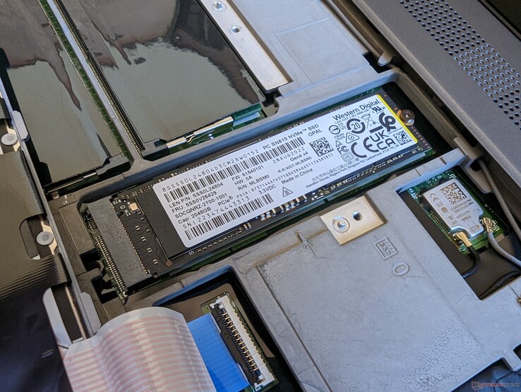 Podstawowe gniazdo M.2 SSD znajduje się pod wyjmowaną klawiaturą