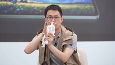 Redmi Game Controller posiada zaciski, które bezpiecznie utrzymują urządzenie na miejscu. (Źródło zdjęcia: Redmi)