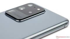Podobnie jak Galaxy S20 Ultra (na zdjęciu tutaj), Samsung może również wykorzystać uderzenie kamery w Galaxy S26 Ultra, zgodnie z raportem. (Źródło zdjęcia: Notebookcheck)