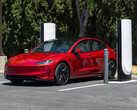 Tesla Model 3 przy ładowarce Supercharger. (Źródło zdjęcia: Tesla)