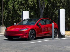 Tesla Model 3 przy ładowarce Supercharger. (Źródło zdjęcia: Tesla)