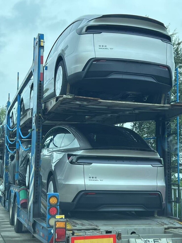 Tesla Model Y Ls na bagażniku samochodowym w Chinach (źródło zdjęcia: TslaChan on X)