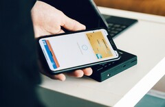 Apple w końcu otwiera chip NFC iPhone'a dla aplikacji innych firm. (Źródło obrazu: CardMapr.nl)