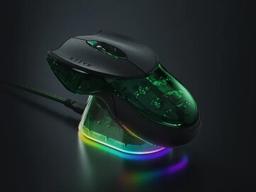 Razer Boomslang 20th Anniversary Edition na stacji ładującej Mouse Dock Pro. (Źródło zdjęcia: Razer)