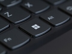 Zbliżenie na czarną klawiaturę laptopa z klawiszem Windows w centrum kadru