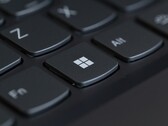 Zbliżenie na czarną klawiaturę laptopa z klawiszem Windows w centrum kadru
