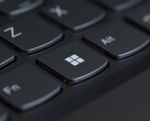 Zbliżenie na czarną klawiaturę laptopa z klawiszem Windows w centrum kadru