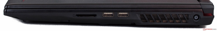 prawy bok: czytnik kart pamięci, 2 USB 3.0, gniazdo zasilania