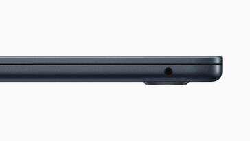 Apple MacBook Air 15 cali: Po prawej - gniazdo słuchawkowe. (Źródło obrazu: Apple)