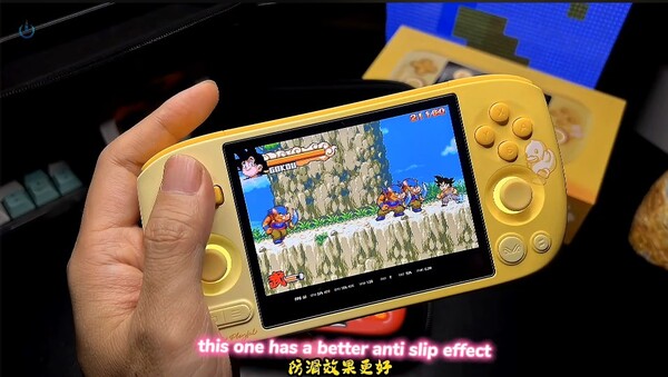 Ayaneo Pocket Air Mini B.Duck Edition ma gradientowy żółty design z dopasowanymi przyciskami i gałkami.