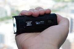 Nowa latarka EDC firmy Nitecore jest łatwa do trzymania (źródło zdjęcia: Andreas Sebayang/Notebookcheck.com)