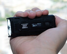 Nowa latarka EDC firmy Nitecore jest łatwa do trzymania (źródło zdjęcia: Andreas Sebayang/Notebookcheck.com)