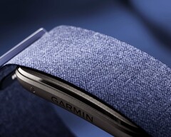 Model Garmin CIRQA jest wyposażony w pasek z tkaniny, który jest dostępny w siedmiu kolorach.