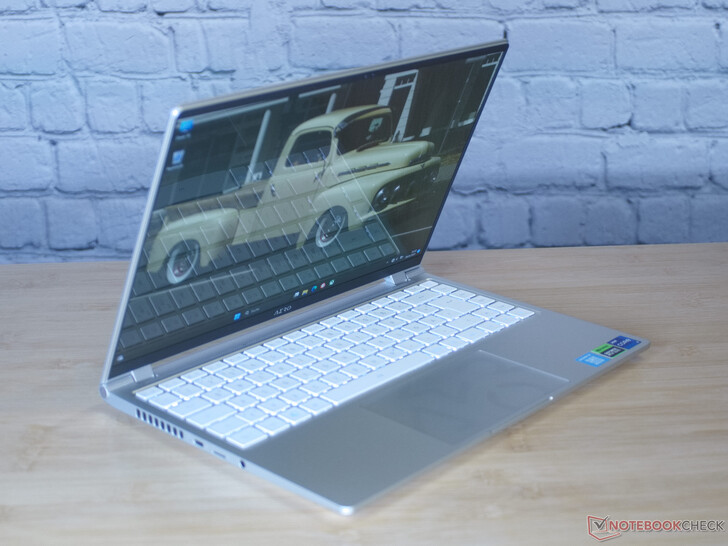 Odbicie własnej klawiatury laptopa w oświetleniu studyjnym i przy 62% jasności ekranu