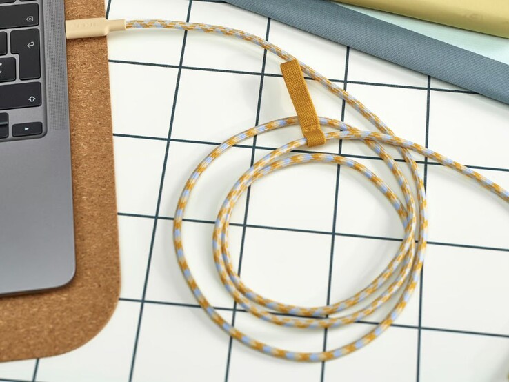 Kabel IKEA Rundhult USB-C do USB-C w kolorze beżowym/niebieskim (źródło zdjęcia: IKEA)